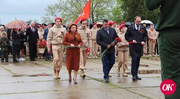 Великий праздник День Победы привел в парк 30 лет Победы горожан с цветами и венками