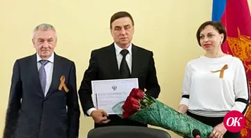 Сенатор Российской Федерации Владимир Бекетов поздравил депутатов Кавказского района с Днем парламентаризма и вручил главе муниципалитета Виталию Очкаласову Благодарность от Совета Федерации