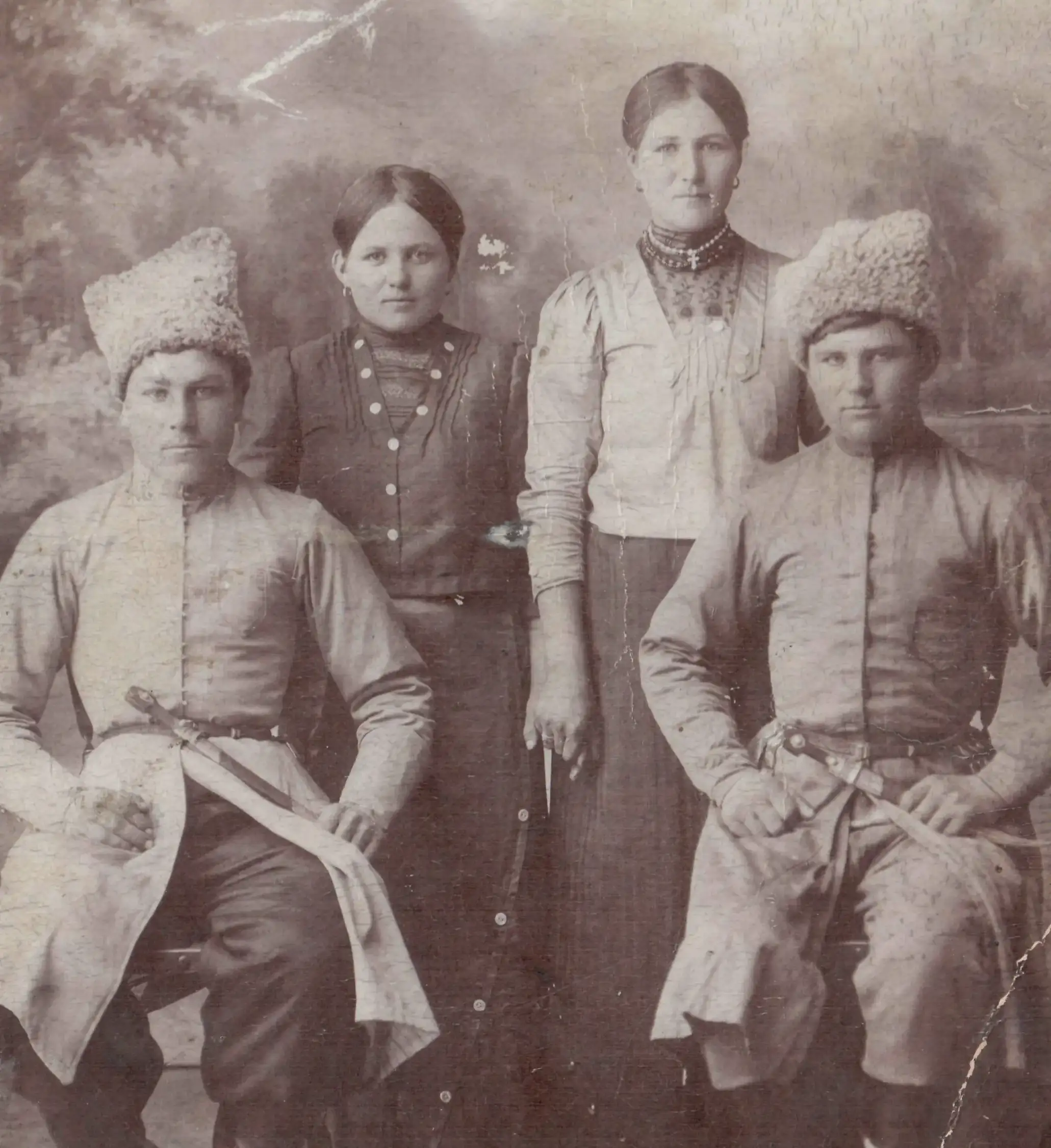 Предки по материнской линии В.Я.Халошина были кубанскими казаками из станицы Стародеревянковской.