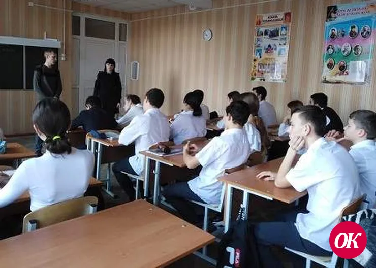 О вреде наркотиков побеседовали полицейские Кавказского района со старшеклассниками