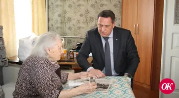 Юрий Ханин привез участнице Великой Отечественной войны кресло-коляску