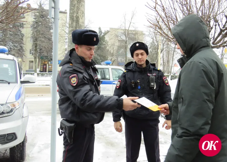 В Кавказском районе полицейские патрульно-постовой службы вручили памятки участникам акции «Осторожно: кибермошенники!»
