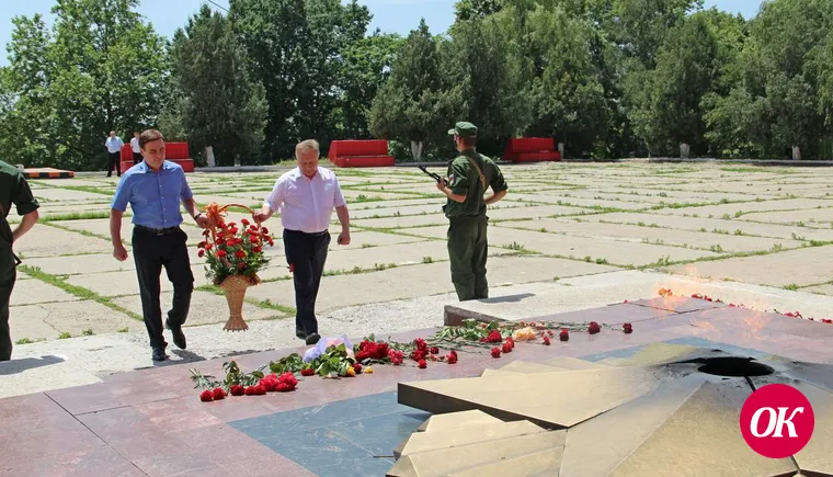 Сегодня в День памяти и скорби в Парке 30-летия Победы города Кропоткина состоялось возложение цветов к мемориалу погибшим