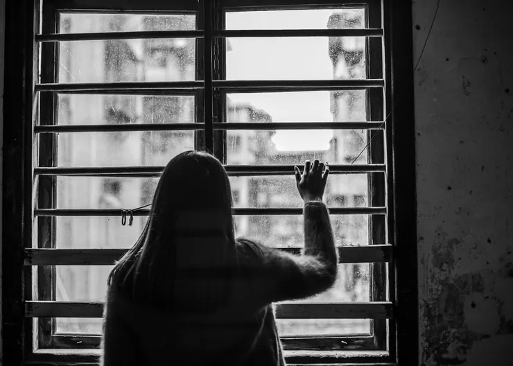 https://ognikubani.ru/wp-content/uploads/2023/04/rear-view-of-sad-woman-next-to-the-window