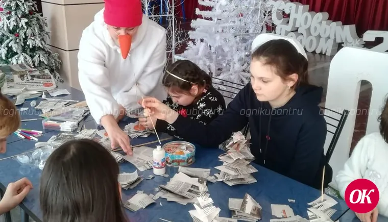 В городском Доме культуры детей учат мастерить поделки