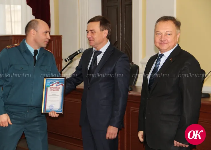 Сотрудники МЧС Кавказского района принимают поздравления с профессиональным праздником