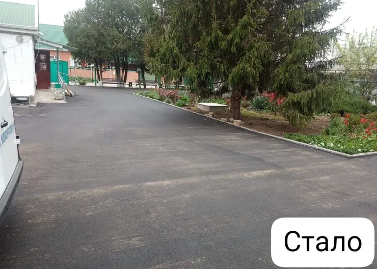 На территории Дома детского творчества в станице Кавказской заменили асфальт