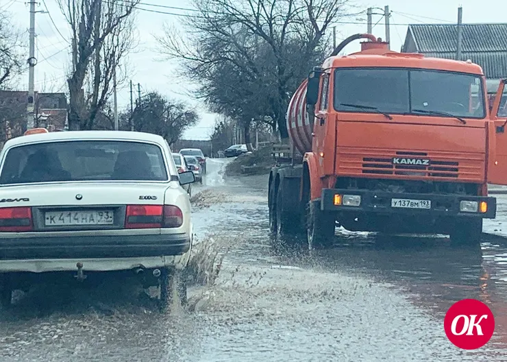 В Кропоткине после интенсивного таяния снега на откачке ливневых вод работают три единицы техники