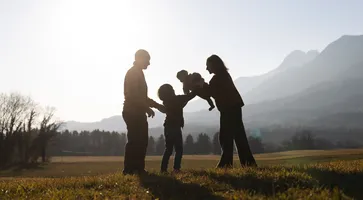 polnyi-semeinyi-siluet-v-prirode-na-zakate