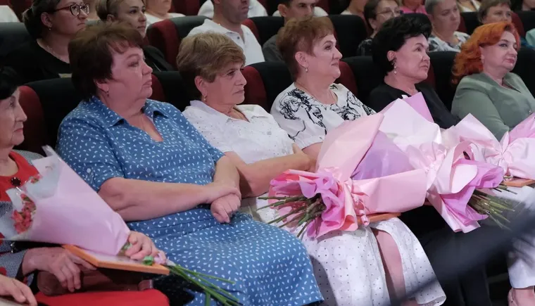 Медицинские работники принимали поздравления в кинотеатре «Мир» Кропоткина