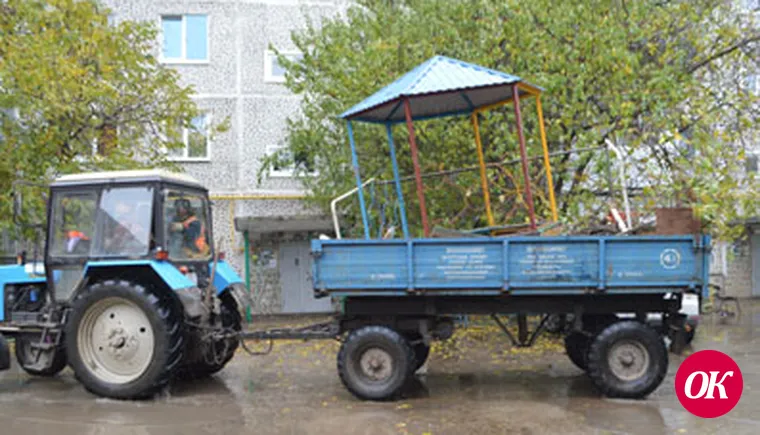 В микрорайоне № 1 Кропоткина  идет  демонтаж устаревшего оборудования детской площадки
