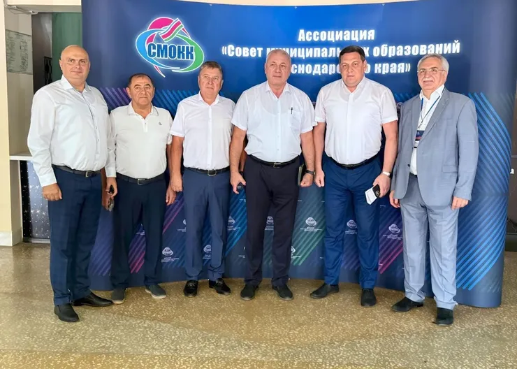 💼 Район или округ — выбор за нами  Дом культуры станицы Кавказской стал площадкой для встречи глав городских и сельских поселений, муниципальных служащих с представителем Совета муниципальных образования края. Около 200 участников из Кавказского, Гулькев