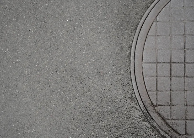https://ognikubani.ru/wp-content/uploads/2023/03/outdoors-cobblestone-texture-with-manhole