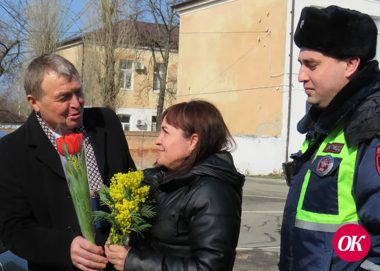 Сотрудники ДПС и общественники провели акцию «Цветы для автоледи»