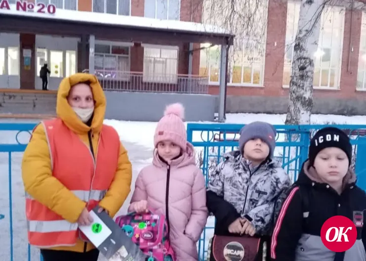 Родительский патруль проверил наличие световозвращающих элементов у учащихся вблизи школы №20 ст-цы Казанской