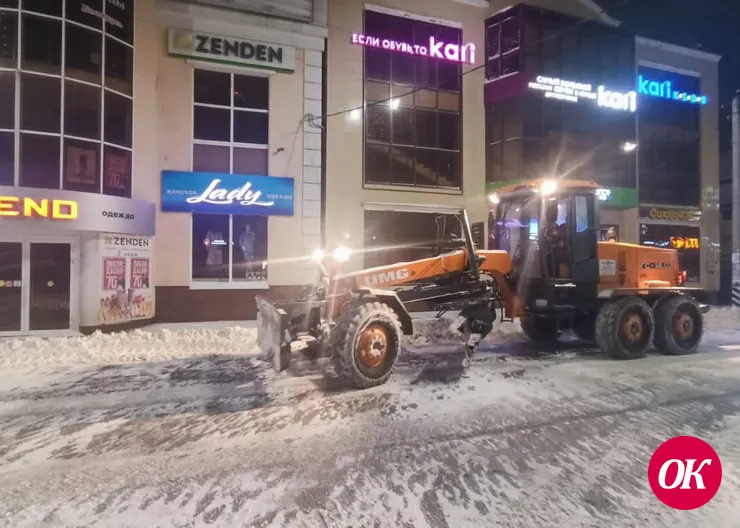 Расчистка городских улиц от снега продолжается