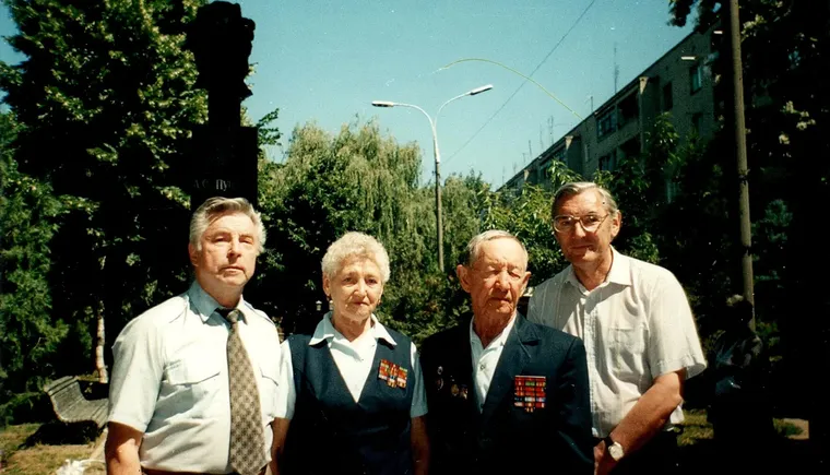 НМ и БФ Поликарповы в центре 2000 год