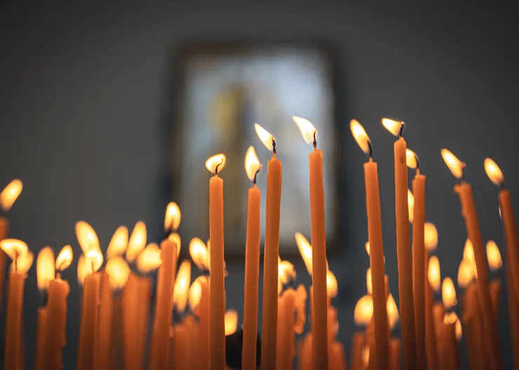 https://ognikubani.ru/wp-content/uploads/2023/03/closeup-candles-in-the-temple-on-a-blurred-background