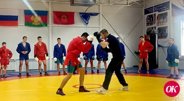 Не держать ноги широко во время боя посоветовал чемпион мира по боксу, депутат ГД РФ Дмитрий Пирог кадетам Кропоткинского казачьего корпуса