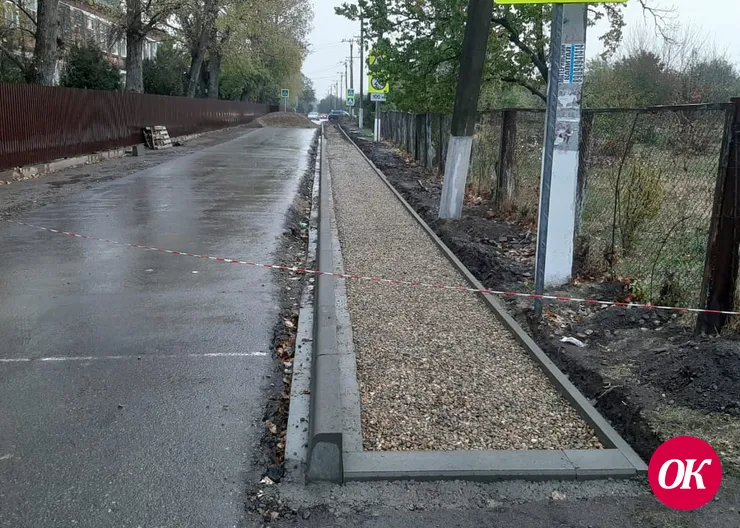 В станице Кавказской строят тротуар для школьников