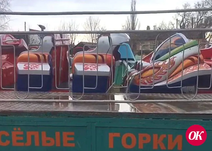 В городском парке культуры и отдыха установили новые кабинки на аттракцион «Веселые горки»
