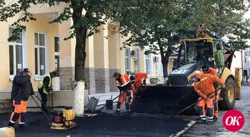 В Кропоткинской городской больнице асфальтируют территорию