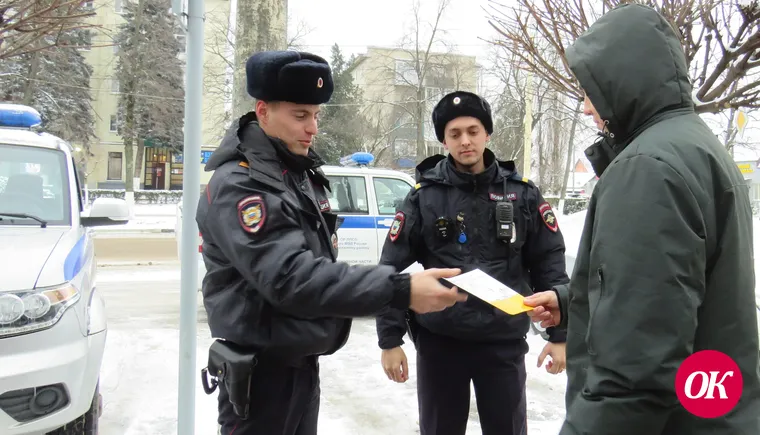 В Кавказском районе полицейские патрульно-постовой службы вручили памятки участникам акции «Осторожно: кибермошенники!»