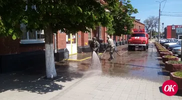 Пожарные проводят санитарную обработку общественных мест города Кропоткина