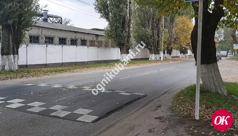 В Кропоткине обновляют дорожные знаки и устанавливают новые, оповещающие водителей об искусственных «неровностях»
