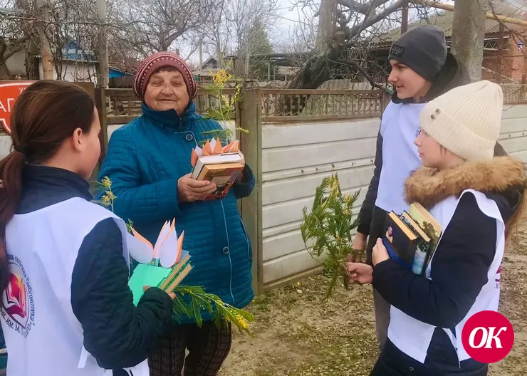 Волонтеры из библиотеки поселка им.Максима Горького доставили пенсионеркам-книголюбам не только книги, но и цветы
