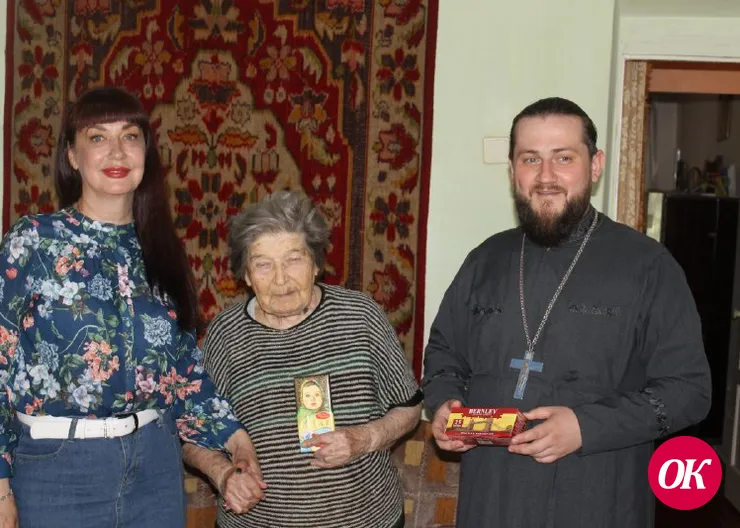 Клирик Покровского собора г.Кропоткина иерей Артемий Хлякин и заместитель директора Кавказского центра социального обслуживания Ирина Витенко посетили пожилых людей, в том числе ветеранов Великой Отечественной войны