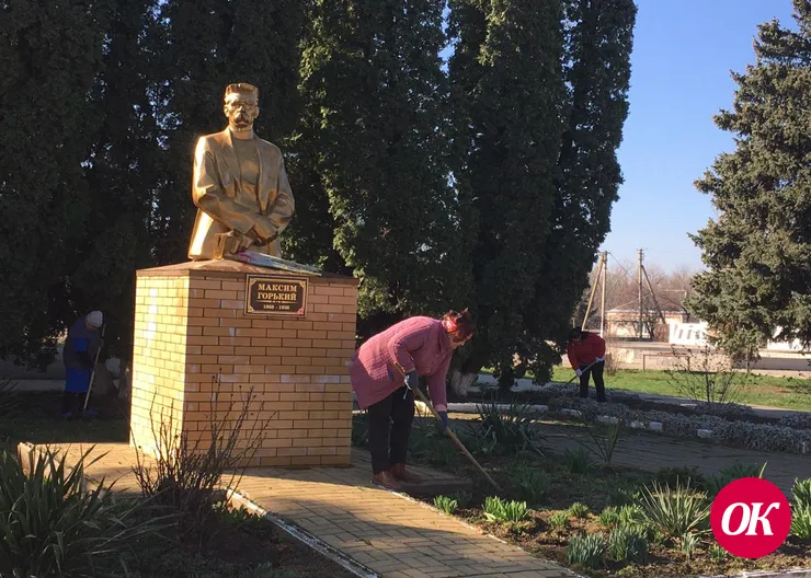 Сто кустов роз зацветут этим летом возле Дома культуры и православного храма в поселке имени М.Горького