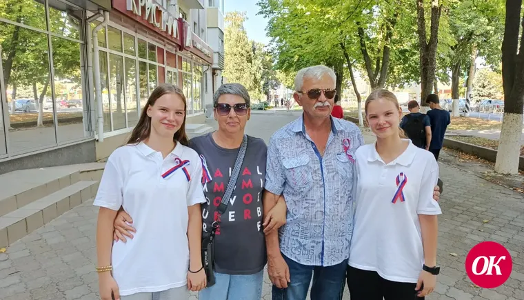 Волонтеры молодежного центра «Эдельвейс» в День государственного флага раздавали ленты-триколор жителям Кропоткина