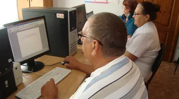 https://ognikubani.ru/wp-content/uploads/2022/09/Работает-компьютерный-класс-для-граждан-пожилого-возраста-и-инвалидов_1