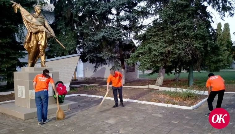 Активисты молодежного клуба «Эдельвейс» провели уборку памятников ст-цы Дмитриевской