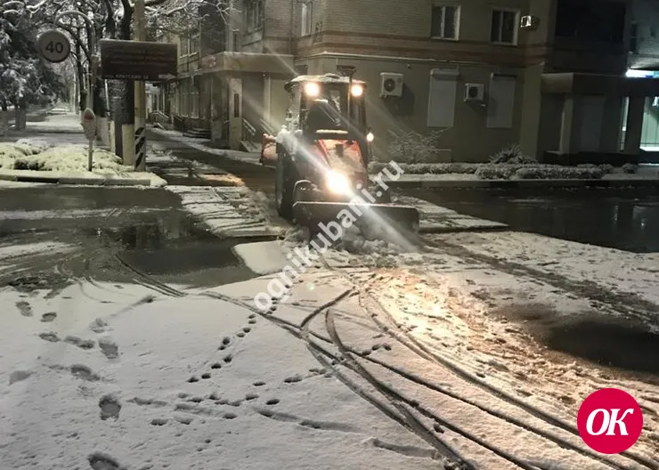 Ранним утром на дороги Кропоткина вышла снегоочистительная техника