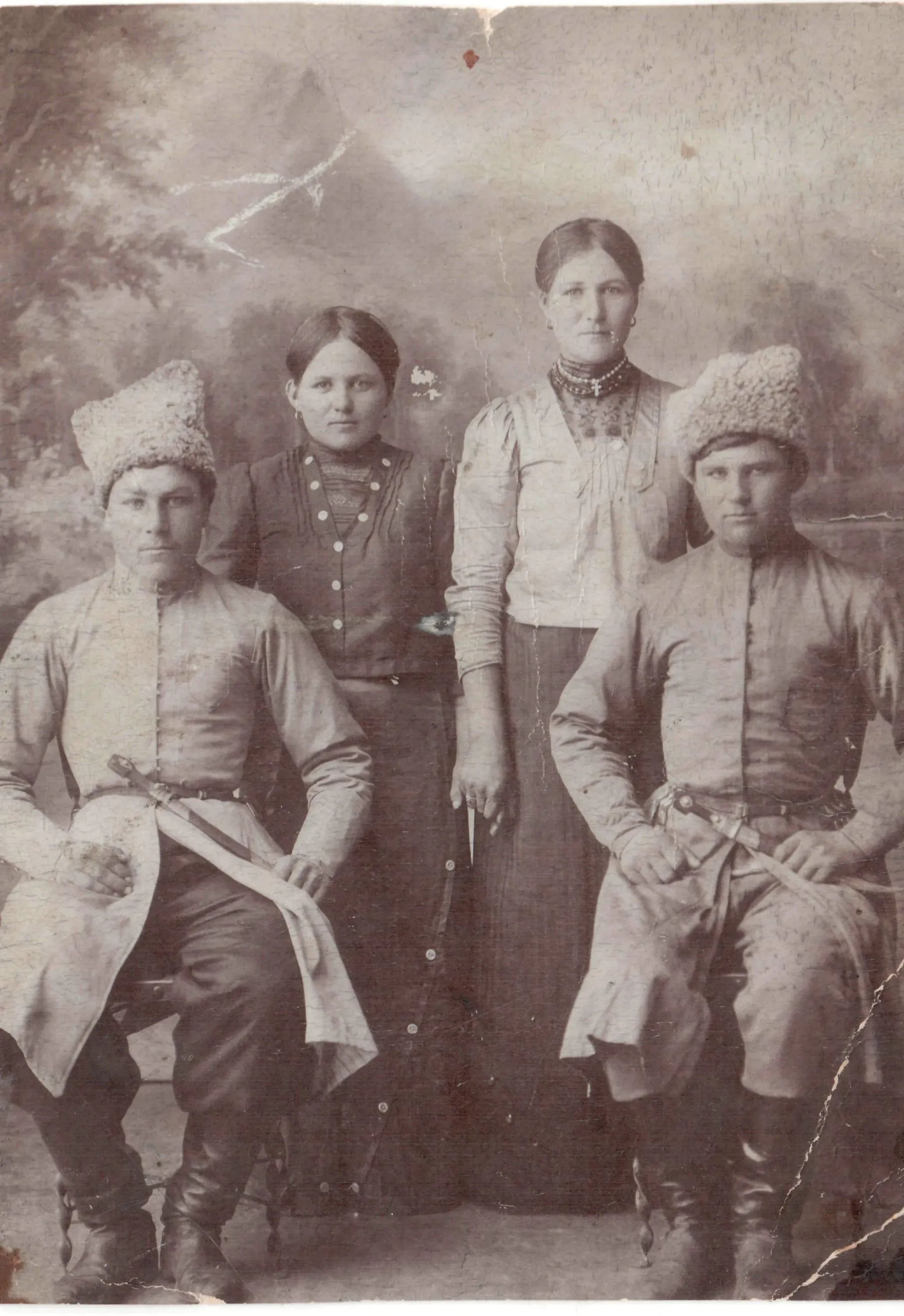 Предки по материнской линии В.Я.Халошина были кубанскими казаками из станицы Стародеревянковской.