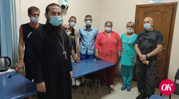 Священник пришел в дом ночного пребывания