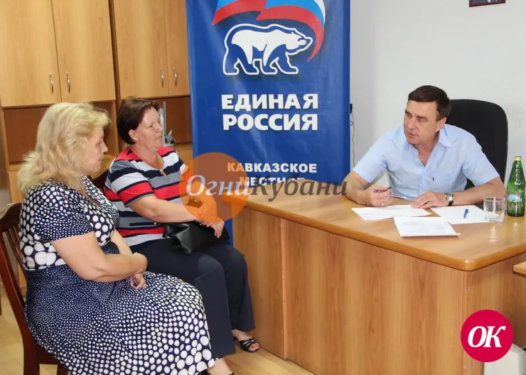 Жители района обратились к Виталию Очкаласову за содействием в ремонте кровель, тротуаров и остановочных павильонов