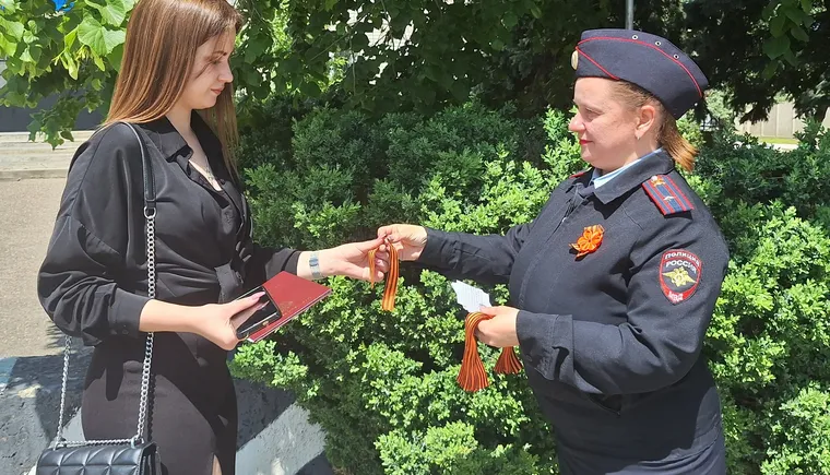 В Кавказском районе полицейские поддержали акцию «Георгиевская ленточка»