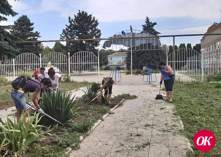 На субботник поднялись работники бюджетной сферы поселка имени М.Горького