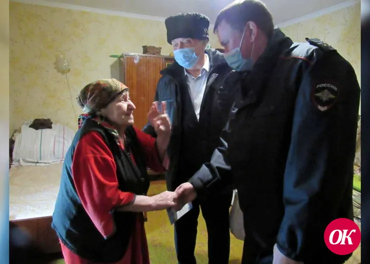 В Кавказском районе полицейские и общественники в преддверии Нового года навестили жительницу Кропоткина — ветерана Великой Отечественной войны Флору Ивановну Барсеян