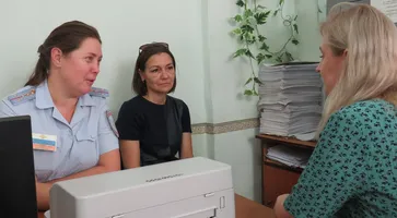 В Кавказском районе сотрудники полиции и общественники провели акцию «Госуслуги - это просто!»