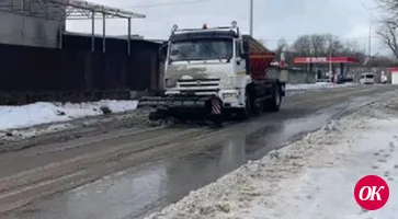 Снег с новой силой засыпает Кропоткин, но коммунальщики неустанно продолжают расчищать дороги и тротуары