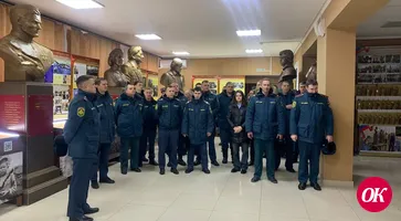 Пожарные стали посетителями выставки с сотнями бюстов героев Отечества
