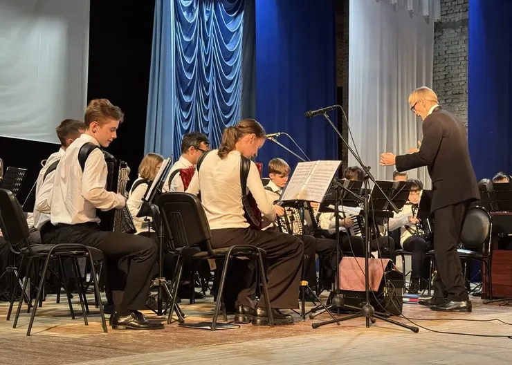 photo_5443159427889886633_y