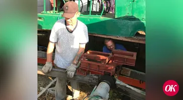 В городском парке культуры и отдыха продолжаются работы по восстановлению аттракциона «Веселые горки»