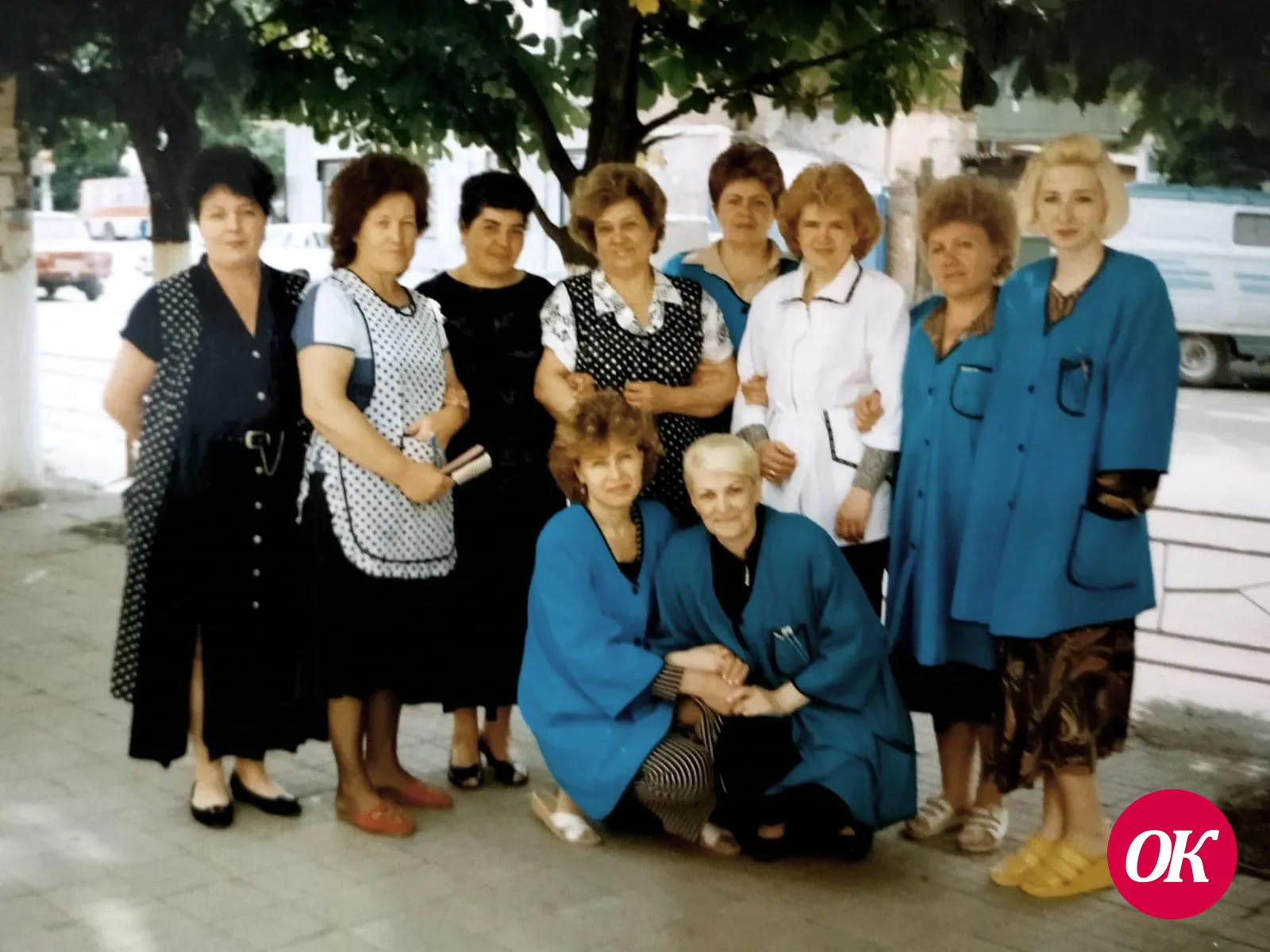 Парикмахеры Кропоткина возле «Березки», 90-е годы.