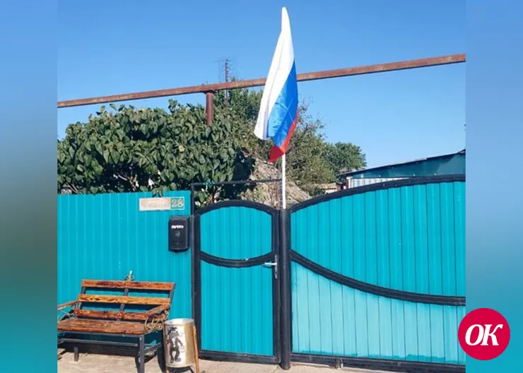 В Лосево на домовладения семей, из которых мужья и сыновья ушли защищать свою Родину от нацизма, их земляк Николай Вартанян закрепил российские флаги