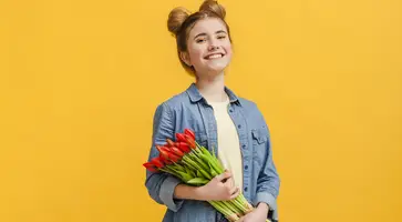 https://ognikubani.ru/wp-content/uploads/2023/01/girl-with-yellow-socks-and-flowers_1
